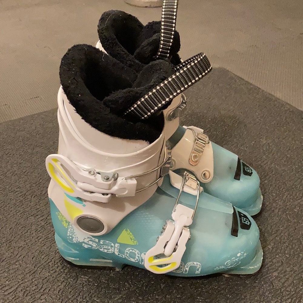 Salomon girls’ ski boots